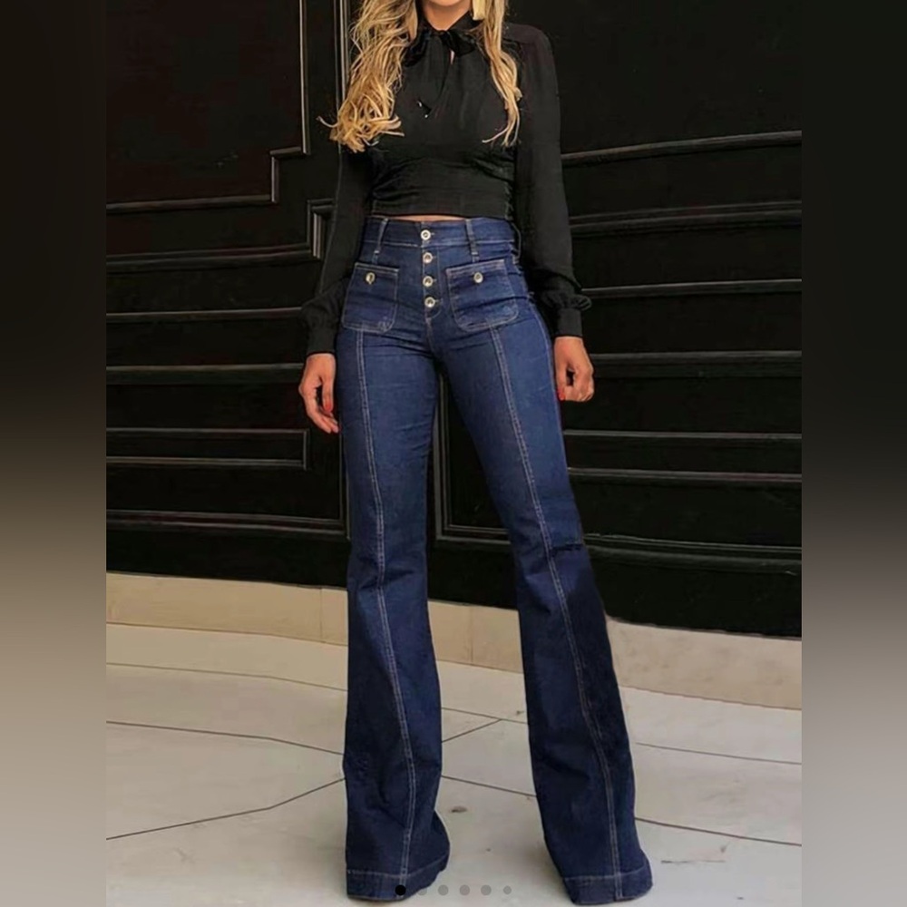 NEW Women’s flare vintage look jeans. Size small